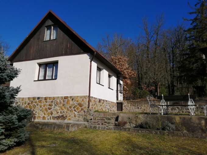 Foto: CHLOMEK22 01 - Zdn patrov chata s prostornou zahradou 1376 m²