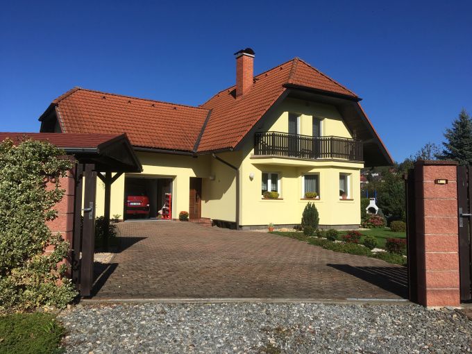 Foto: CTYRKOLY19 01 - Precizn zateplen rodinn dm 5+1 s prostornou zahradou 1597 m², gar, baznem a zahradnm srubem