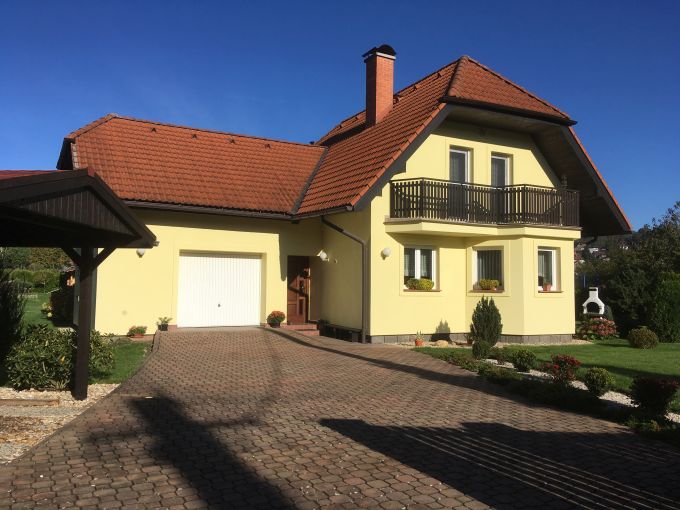 Foto: CTYRKOLY19 02 - Precizn zateplen rodinn dm 5+1 s prostornou zahradou 1597 m², gar, baznem a zahradnm srubem