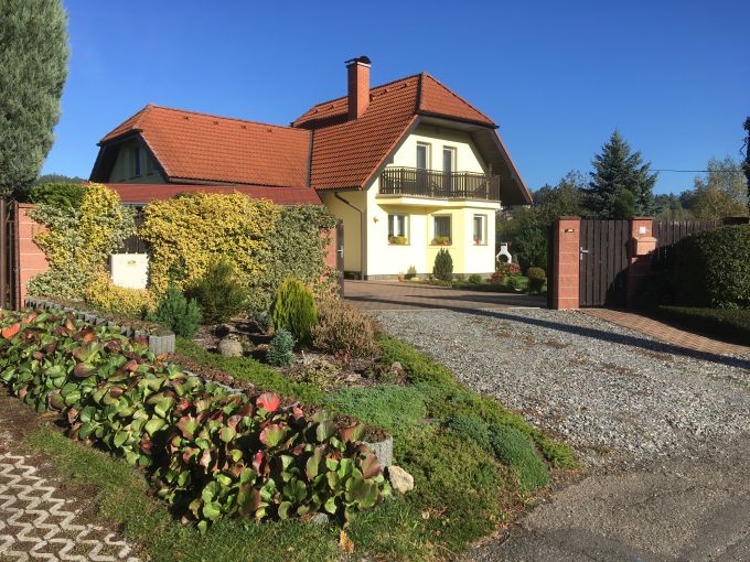 Foto: CTYRKOLY19 14 - Precizn zateplen rodinn dm 5+1 s prostornou zahradou 1597 m², gar, baznem a zahradnm srubem