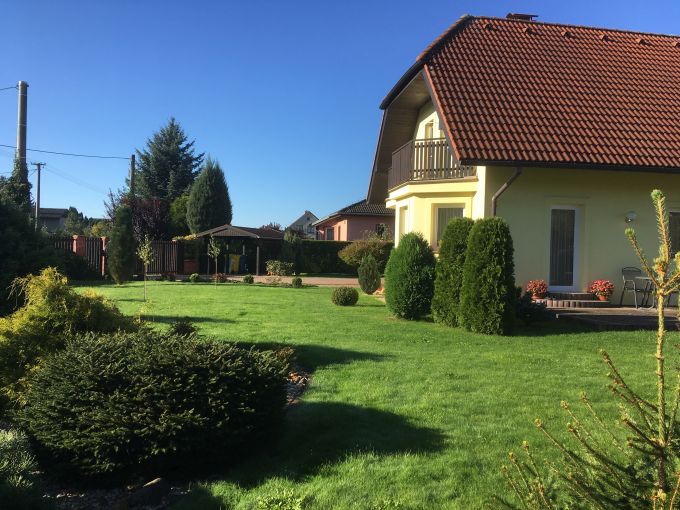Foto: CTYRKOLY19 16 - Precizn zateplen rodinn dm 5+1 s prostornou zahradou 1597 m², gar, baznem a zahradnm srubem