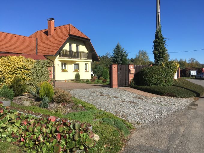 Foto: CTYRKOLY19 30 - Precizn zateplen rodinn dm 5+1 s prostornou zahradou 1597 m², gar, baznem a zahradnm srubem