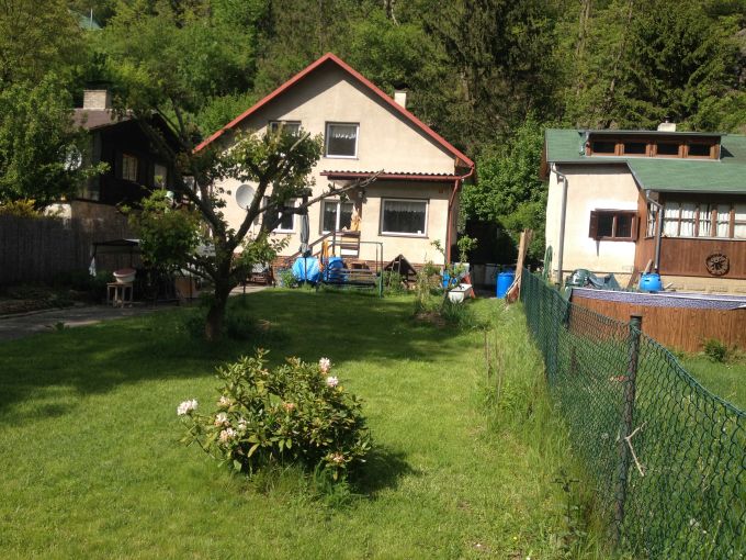 Foto: DAVLE19 01 - Zdn patrov chatovilka u eky se zahradou 453 m²