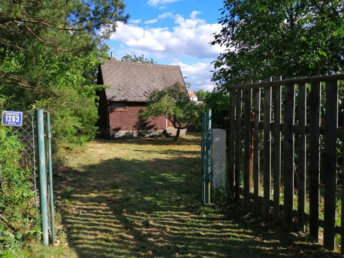Foto: HRADISTKO22 03 - Zasovan stavebn parcela o vme 460 m² s chatou 