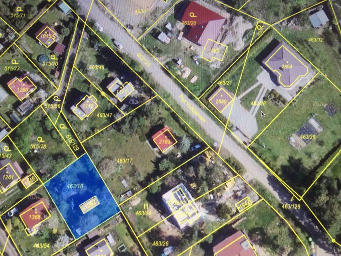 Foto: HRADISTKO22 04 - Zas�ovan� stavebn� parcela o v�m��e 460&nbsp;m&sup2; s chatou 