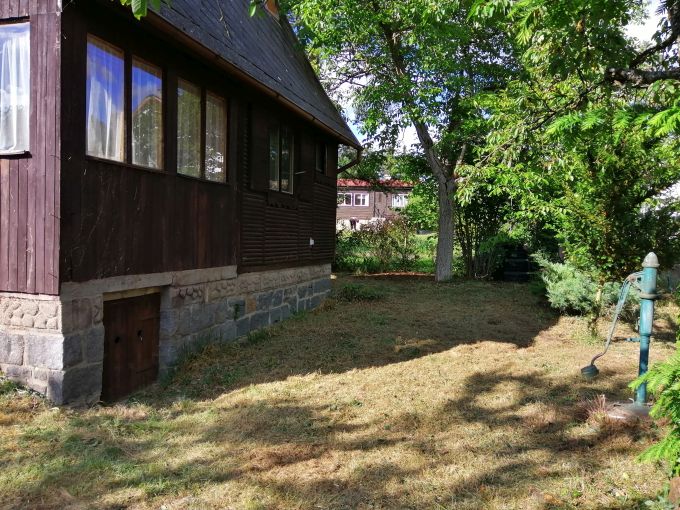 Foto: HRADISTKO22 15 - Zasovan stavebn parcela o vme 460 m² s chatou 