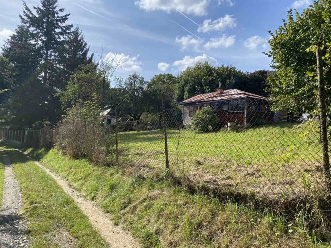 Foto: JILOVE22 05 -  Slunn stavebn parcela s chatou k rekonstrukci o vme 841 m²