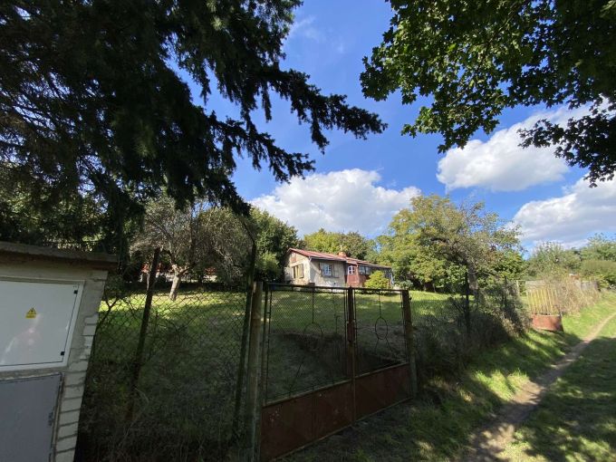 Foto: JILOVE22 06 -  Slunn stavebn parcela s chatou k rekonstrukci o vme 841 m²