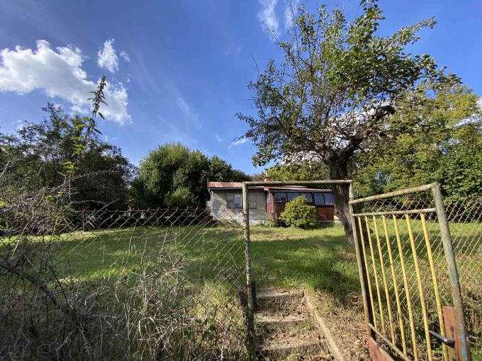 Foto: JILOVE22 08 -  Slunn stavebn parcela s chatou k rekonstrukci o vme 841 m²
