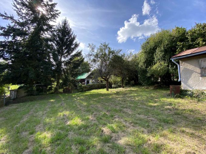 Foto: JILOVE22 10 -  Slunn stavebn parcela s chatou k rekonstrukci o vme 841 m²