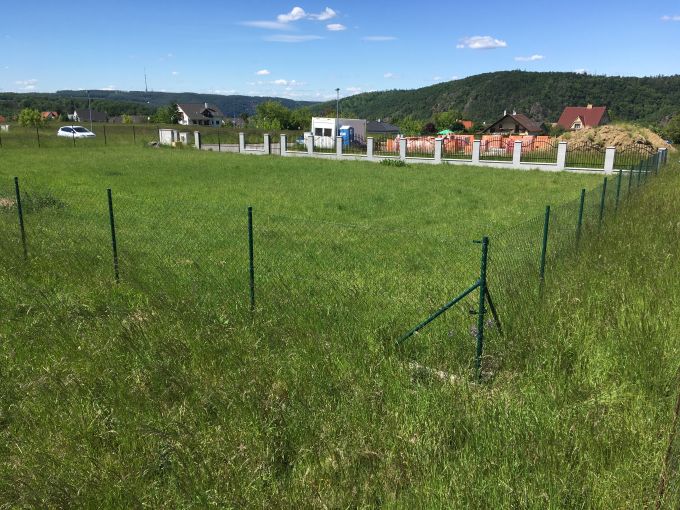 Foto: MECHENICE20 01 - Luxusn zasovan oplocen stavebn parcela 1008 m²