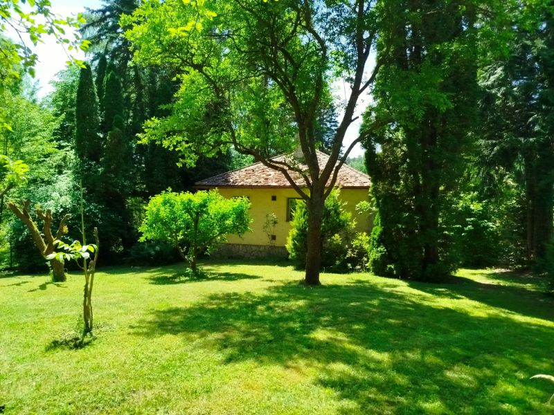 Zaj�mav� se zahradou 1480&nbsp;m&sup2;  - skalice26-03