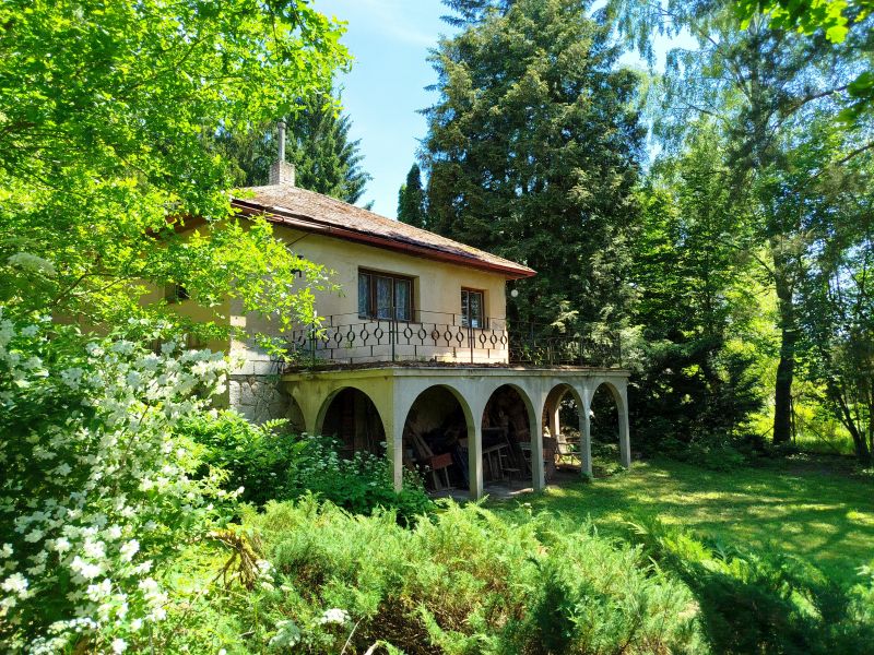 Zaj�mav� se zahradou 1480&nbsp;m&sup2;  - skalice26-05