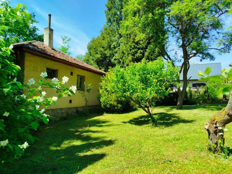 Zaj�mav� se zahradou 1480&nbsp;m&sup2;  - skalice26-07