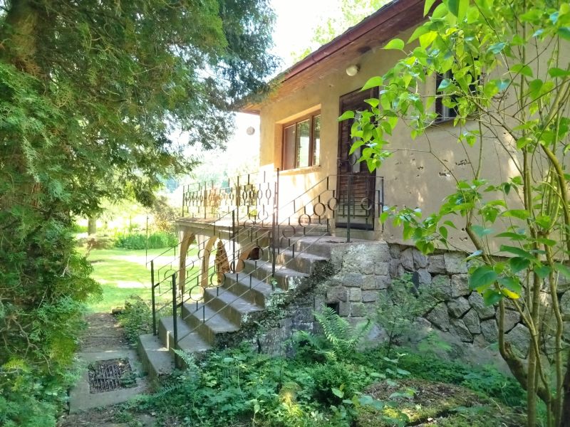 Zaj�mav� se zahradou 1480&nbsp;m&sup2;  - skalice26-17