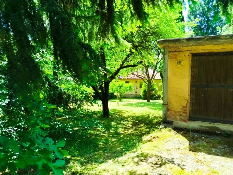 Zaj�mav� se zahradou 1480&nbsp;m&sup2;  - skalice26-18